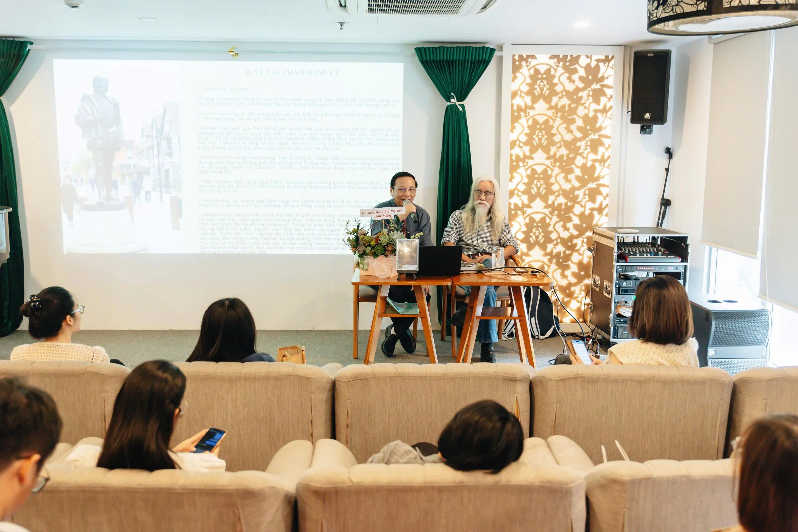 Những vấn nạn của Hamlet (6)